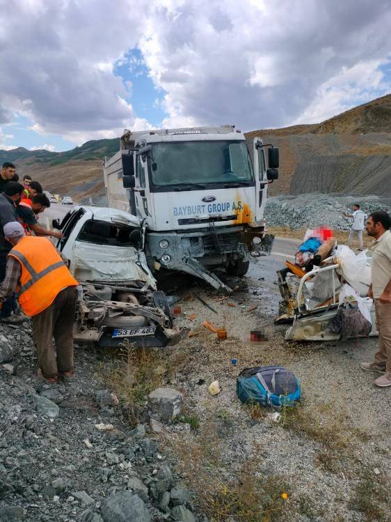 Hafriyat kamyonunun çarptığı pikap ikiye bölündü: 3 ölü 7